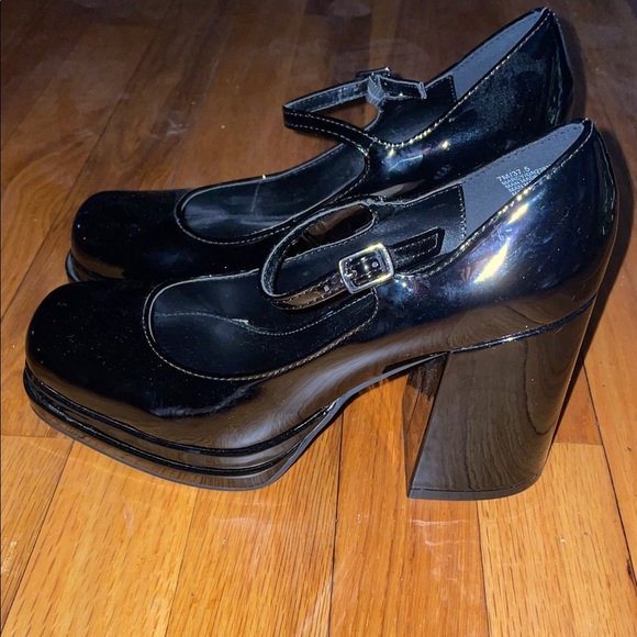 BCBGeneration Black Patent Marcy Mary Jane Block Heel Platform shoes.  Size 7. - Picture 1 of 9